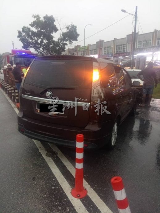 (古城版)雨天路滑导致行驶中的轿车失控迎面撞