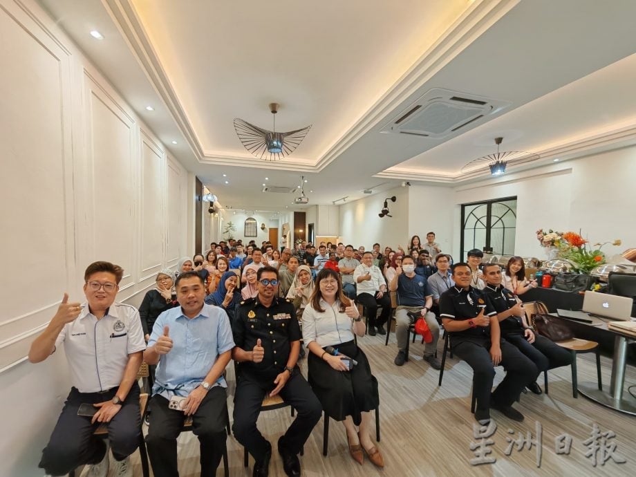 (已签发)柔:**版三头**去年柔40重型车辆公司冻结执照 较2023年增加48%