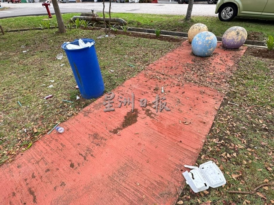 （古城第四版主文）乌绒巴西阿曼花园球场失修 厕所遭涂鸦堆垃圾引吸毒者
