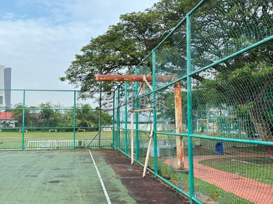 （古城第四版主文）乌绒巴西阿曼花园球场失修 厕所遭涂鸦堆垃圾引吸毒者