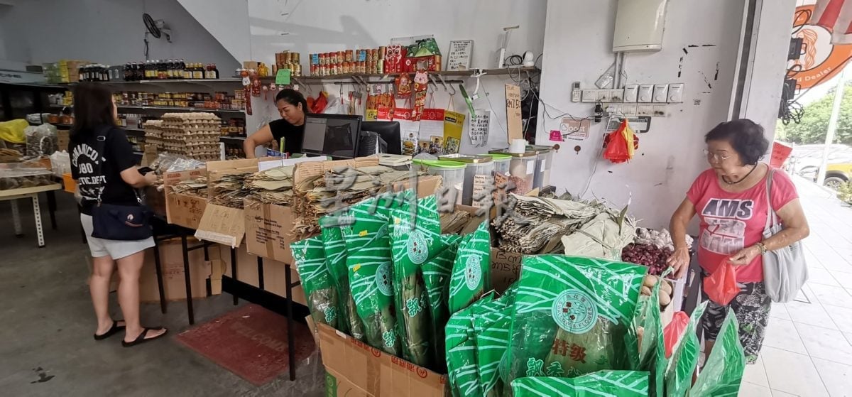 东（未发布）：端午节遇上学校假期，裹粽子原料热销。