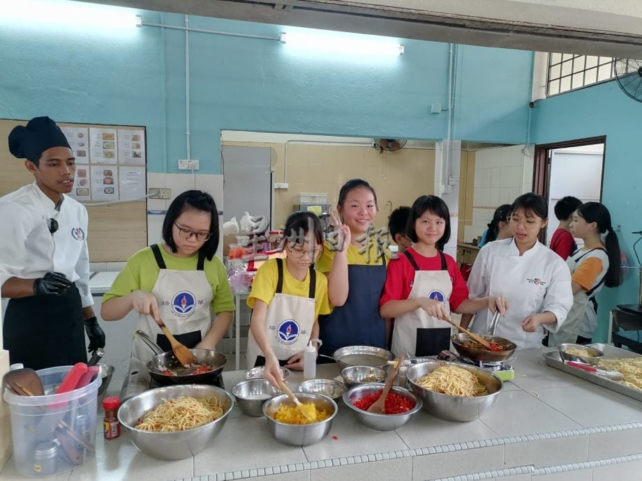 芙培华小学教师节 学生亲手制餐点献老师