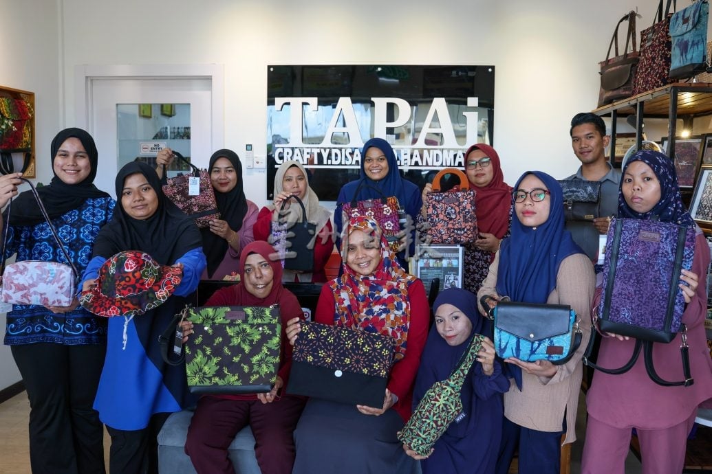 东：（已签发）TAPAi精品坊14名残障员工为ASEAN 制2000个峇迪手工袋（马新社）