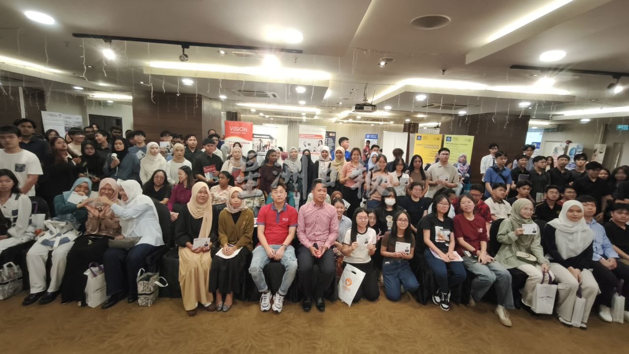 东(已签发):陈俊广出席教育展