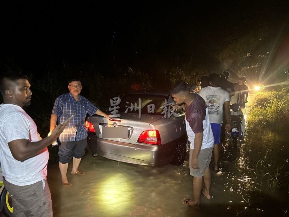 路淹水受困车内,自愿消防队救出数名妇女