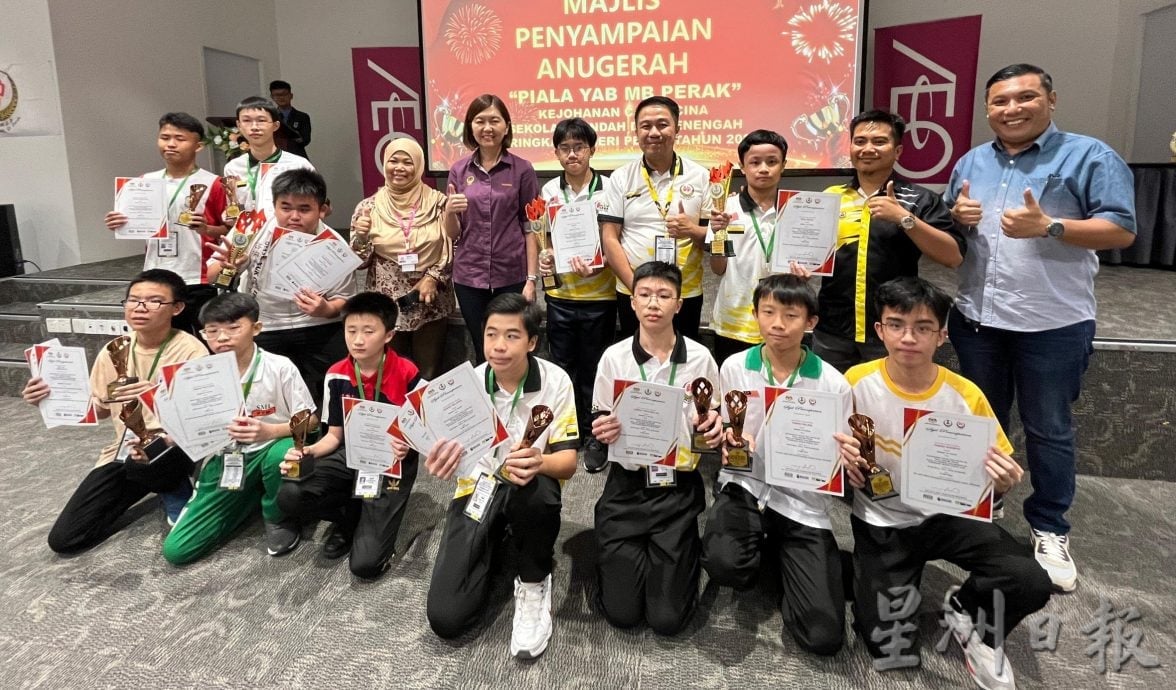 霹：预编版头／霹象棋中小学公开赛 中学组冠军王昌泽 小学组冠军覃政益