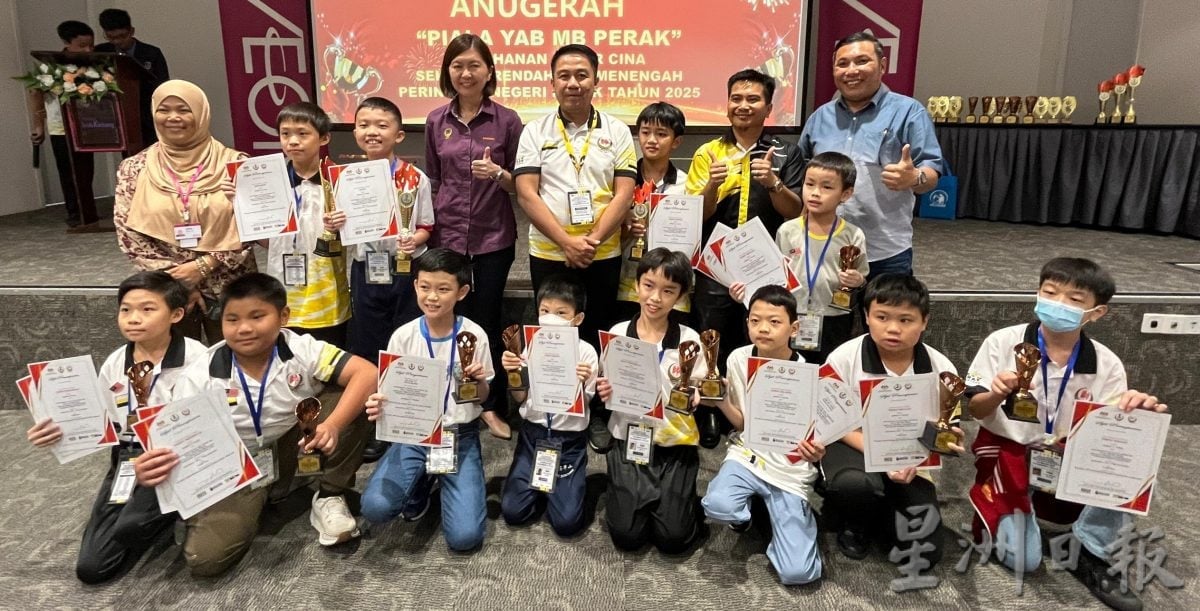 霹：预编版头／霹象棋中小学公开赛 中学组冠军王昌泽 小学组冠军覃政益
