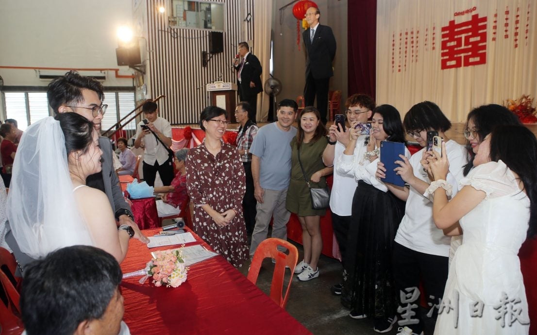 520我爱你 精武迎12对新人结连理