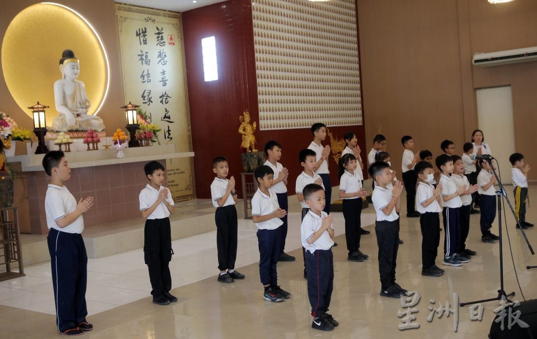 霹：预编版头／卫塞节浴佛祈福 4000人赴滴水坊沾法喜  