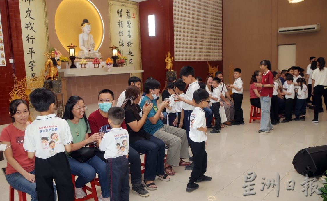 霹:预编版头/卫塞节浴佛祈福 4000人赴滴水坊沾法喜