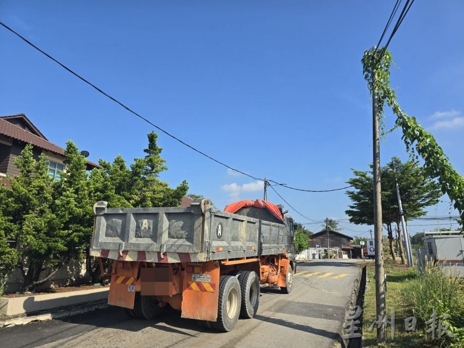 (古城第二版主文)重型罗里每天穿梭不停 影响丹绒米村民作息