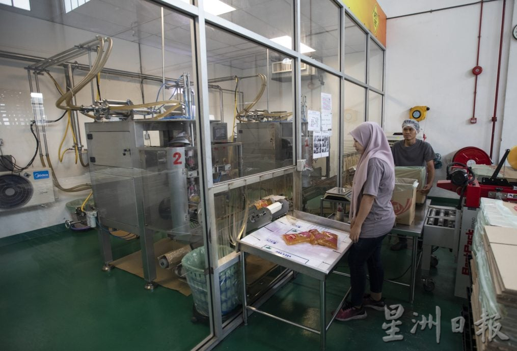 星角摄/图说大马(22日刊):津贴食油包装厂