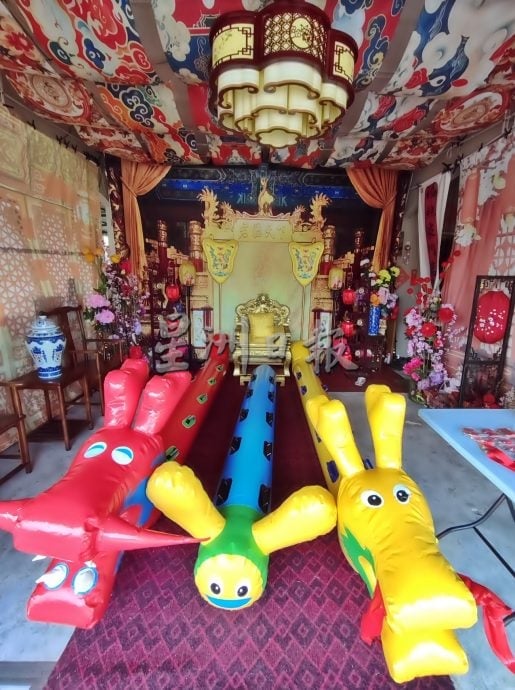 大肉粽登上屋顶 亲子陆地赛龙舟