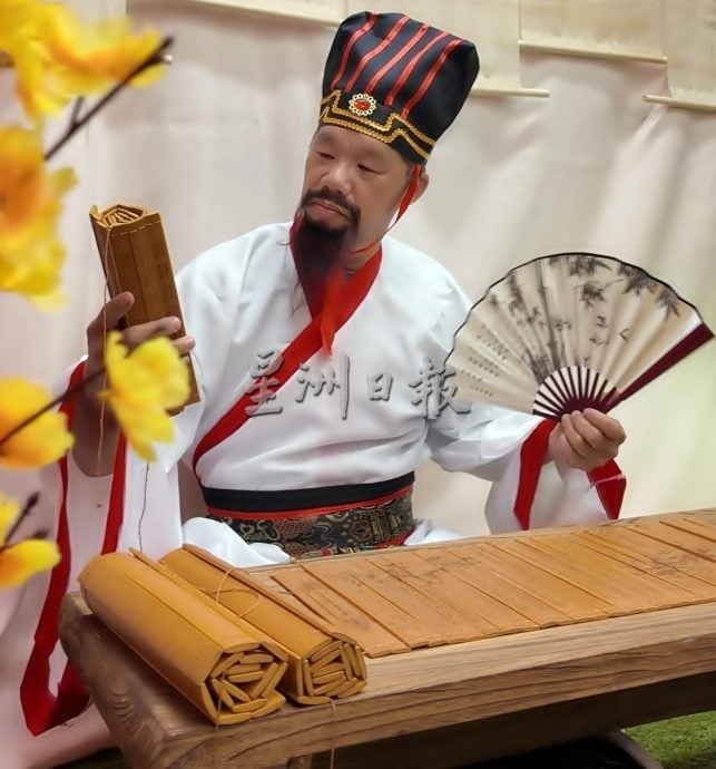 大肉粽登上屋顶 亲子陆地赛龙舟