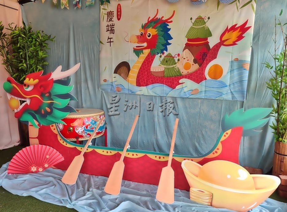 大肉粽登上屋顶 亲子陆地赛龙舟
