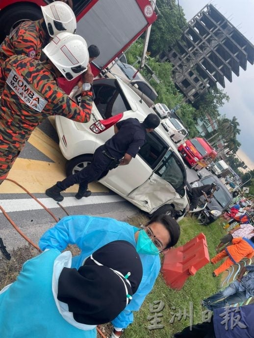 (供上网)NS芙蓉/疑刹车不及,护士连人带车直撞入河支流