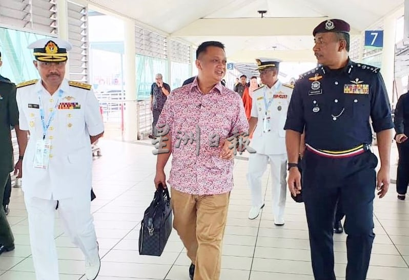 请签发(大北马)甲有三轮车,玻有Choley,阿布峇卡:彩虹村Choley码头展示载客