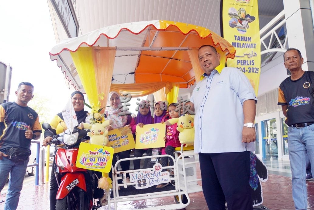 请签发(大北马)甲有三轮车,玻有Choley,阿布峇卡:彩虹村Choley码头展示载客