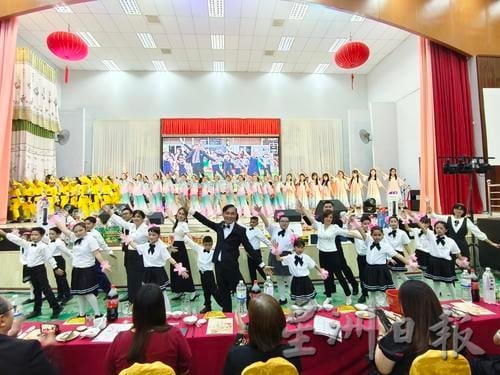 东：百乐县教师节晚宴筹获25万