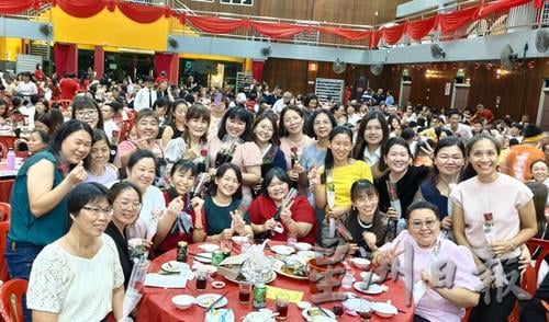 东：百乐县教师节晚宴筹获25万