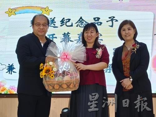 东：百乐县教师节晚宴筹获25万