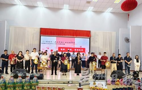 东：百乐县教师节晚宴筹获25万