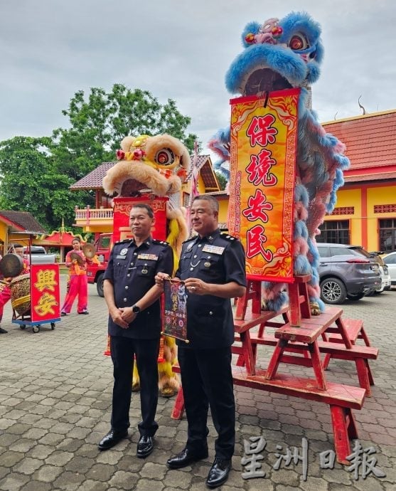 东(已签):全丹华裔警务人员进行第218届警察日祈福会