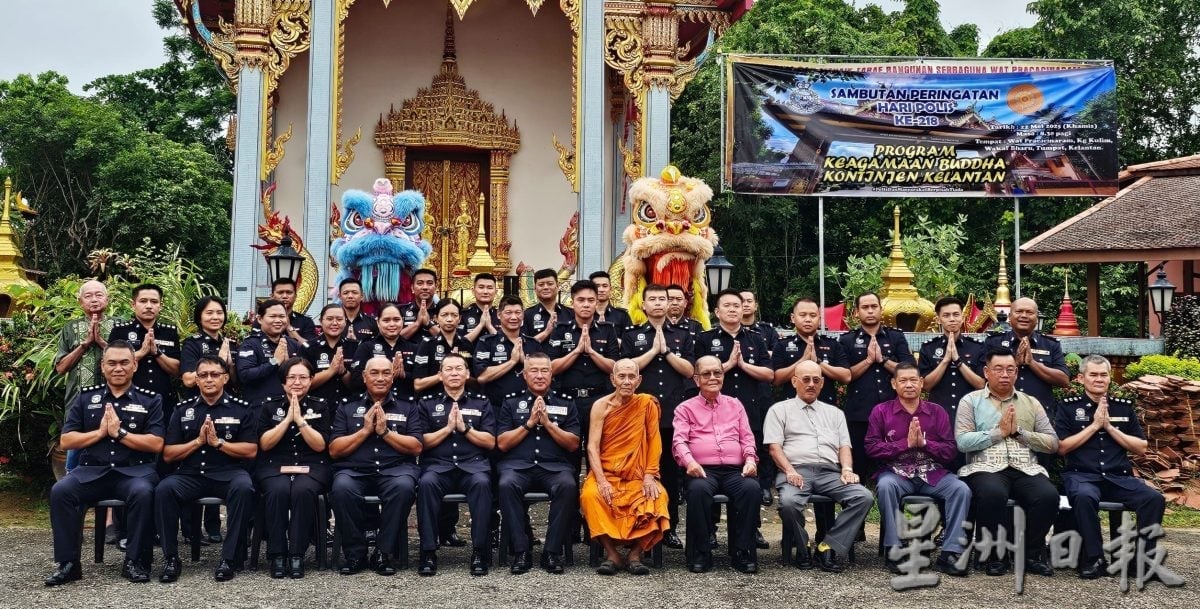 东(已签):全丹华裔警务人员进行第218届警察日祈福会