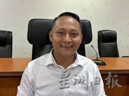 (已签发)柔:**版三头**州议会上半场5之2:州议会丨阿兹南:载10学生客货车型校车 须有跟车员保障安全