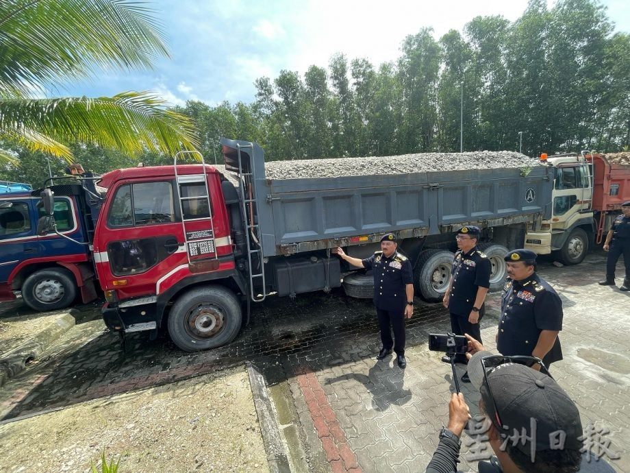 逾7年没保险没验车 JPJ怒捉3重型罗里 司机弃车逃!