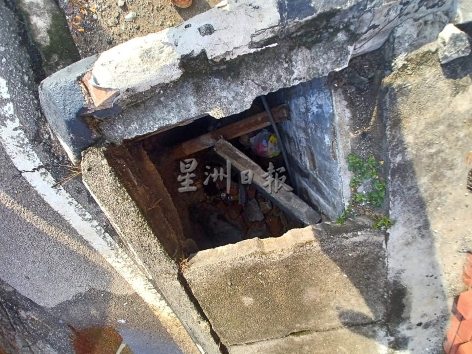 (已签发)大都会/加影往锡米山方向巫统乌鲁冷岳大厦前路陷