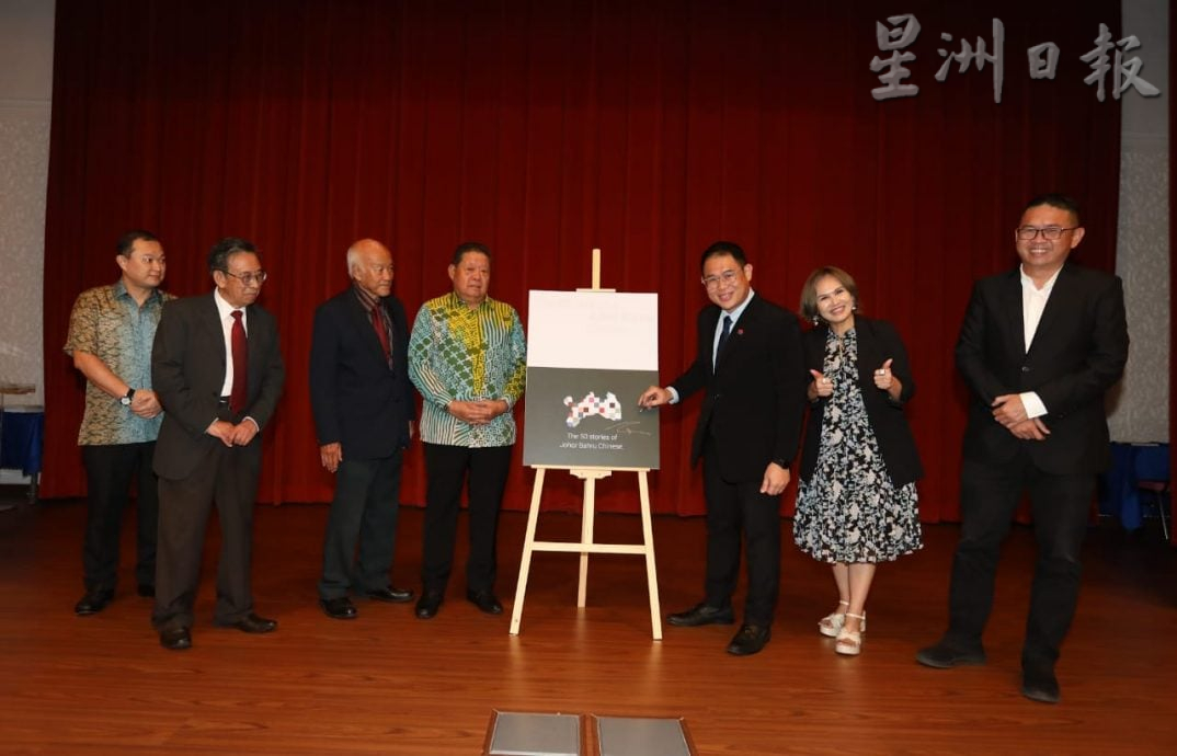 **已签发**柔（柔文协二文之一）：头条之一：柔文协出版《新山故事》英译本  陈再藩：让非华语社群更了解新山华人