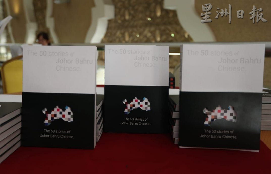 **已签发**柔（柔文协二文之一）：头条之一：柔文协出版《新山故事》英译本  陈再藩：让非华语社群更了解新山华人