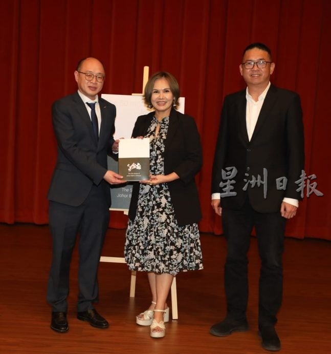 **已签发**柔（柔文协二文之一）：头条之一：柔文协出版《新山故事》英译本  陈再藩：让非华语社群更了解新山华人