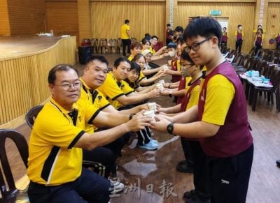 启文上午校庆教师节 学生敬茶谢师恩