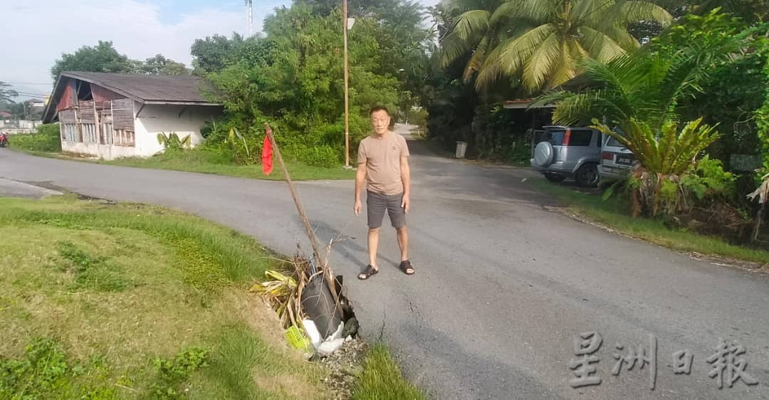 已签发 柔:版头之一:古来E区林贡颜二路拐弯现大洞,当局受促尽速处理