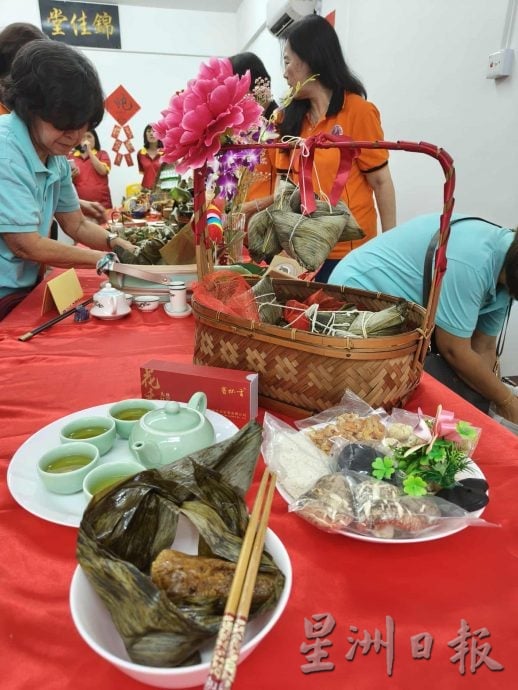 东：吉兰丹德教会紫灵阁妇女组今天在阁所举办“粽子品尝会2.0”，获得多个乡团及会馆的妇女组响应，来自不同籍贯的特色粽子满室飘香，即是一场美食交流会，也建构了文化传承的平台。