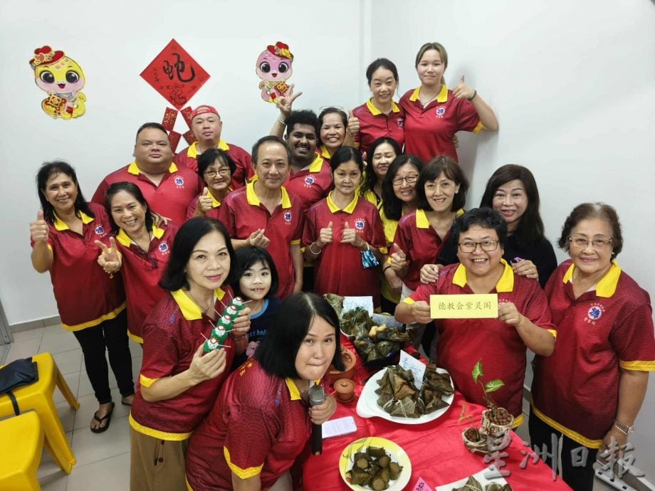 东：吉兰丹德教会紫灵阁妇女组今天在阁所举办“粽子品尝会2.0”，获得多个乡团及会馆的妇女组响应，来自不同籍贯的特色粽子满室飘香，即是一场美食交流会，也建构了文化传承的平台。