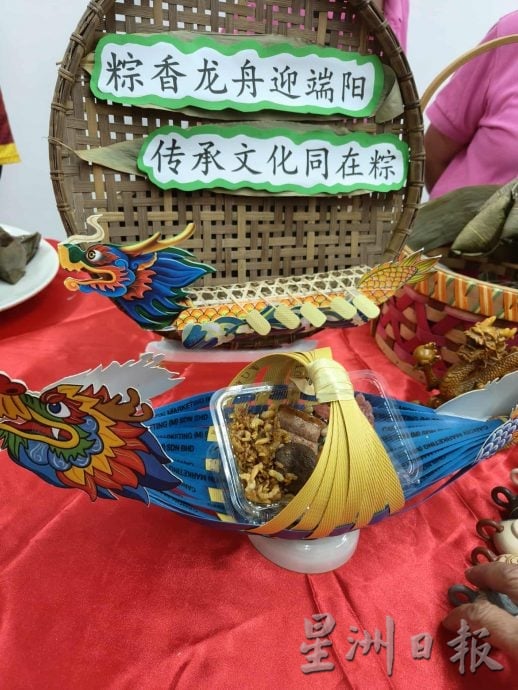 东：吉兰丹德教会紫灵阁妇女组今天在阁所举办“粽子品尝会2.0”，获得多个乡团及会馆的妇女组响应，来自不同籍贯的特色粽子满室飘香，即是一场美食交流会，也建构了文化传承的平台。