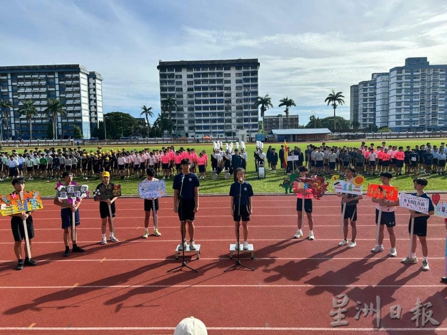 东:吉兰丹中华独立中学“第29届丹中田径锦标赛”大会主席杨荣秋表示,推广体育运动,增进全民健康,是教育的基本任务。所以独中把发展体育运动,列为教学重要的组成部份,同时也是学校文化建设的特色之一。