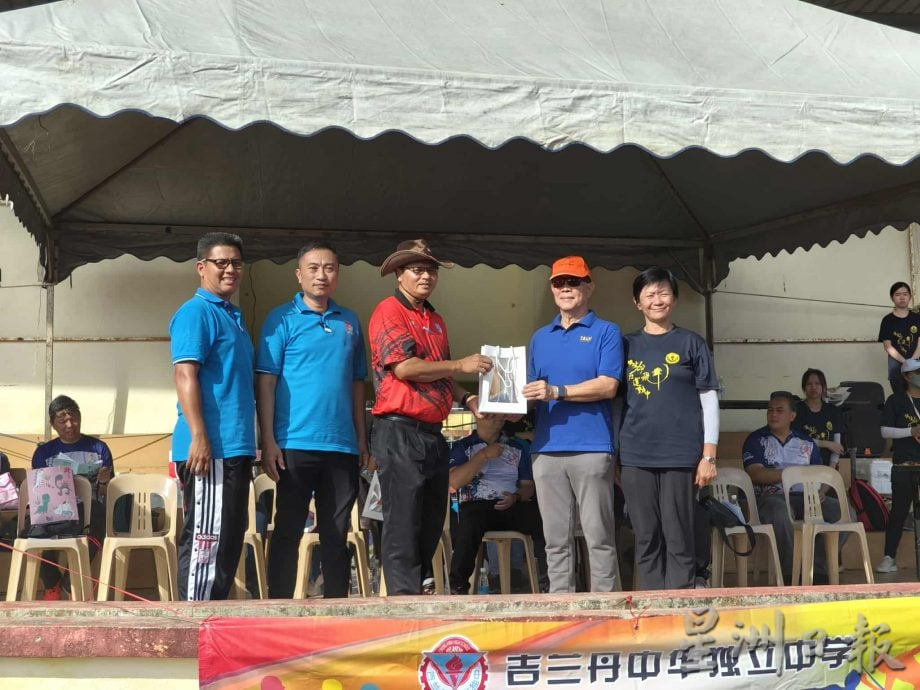 东:吉兰丹中华独立中学“第29届丹中田径锦标赛”大会主席杨荣秋表示,推广体育运动,增进全民健康,是教育的基本任务。所以独中把发展体育运动,列为教学重要的组成部份,同时也是学校文化建设的特色之一。