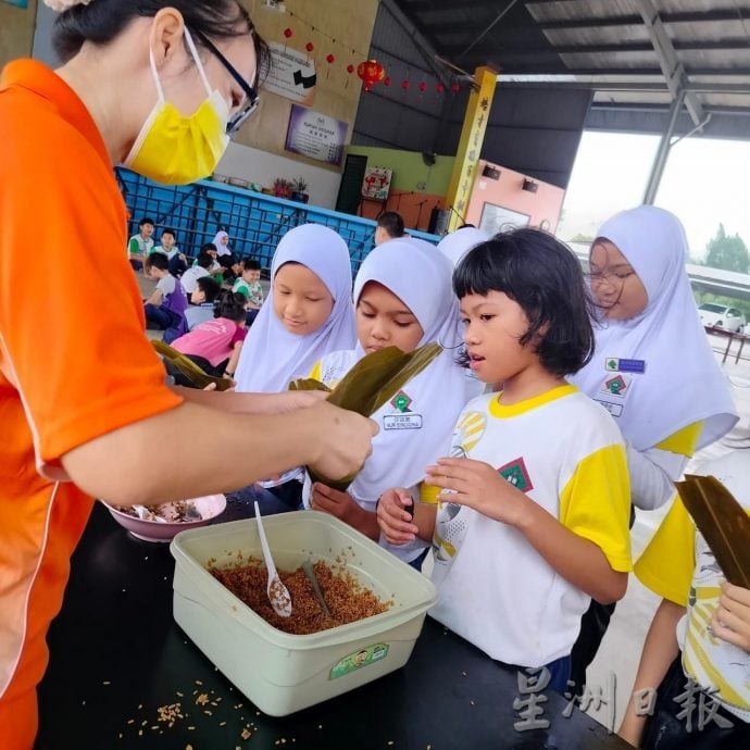 (25/5见报）星角摄/传统美食课堂 学生从动手到共餐 学习成长