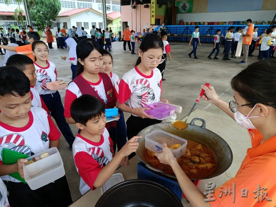 (25/5见报）星角摄/传统美食课堂 学生从动手到共餐 学习成长