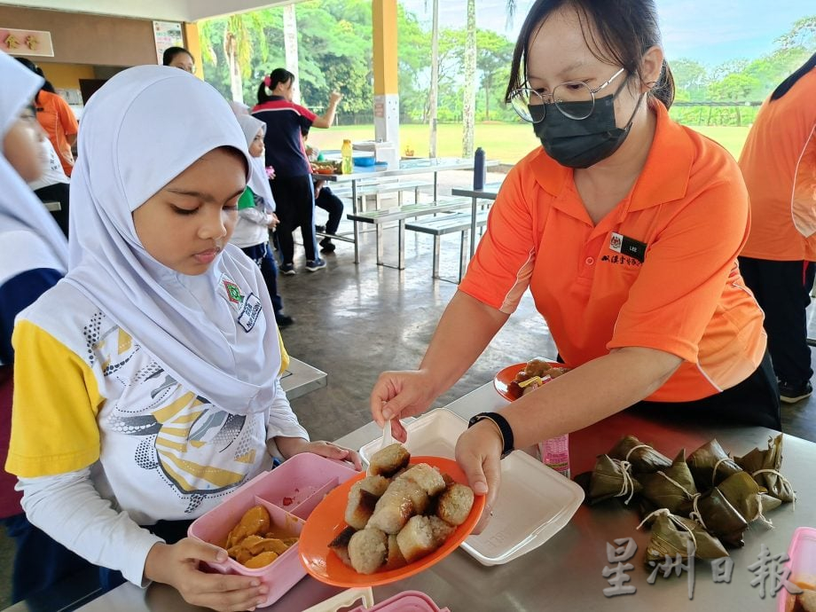 (25/5见报）星角摄/传统美食课堂 学生从动手到共餐 学习成长