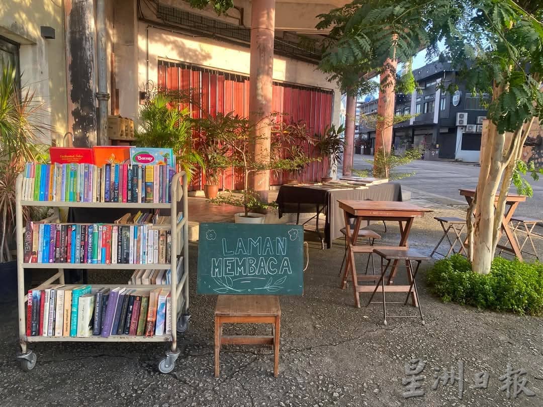 关丹大街咖啡店设“阅读苑”,树荫下享受阅读乐。