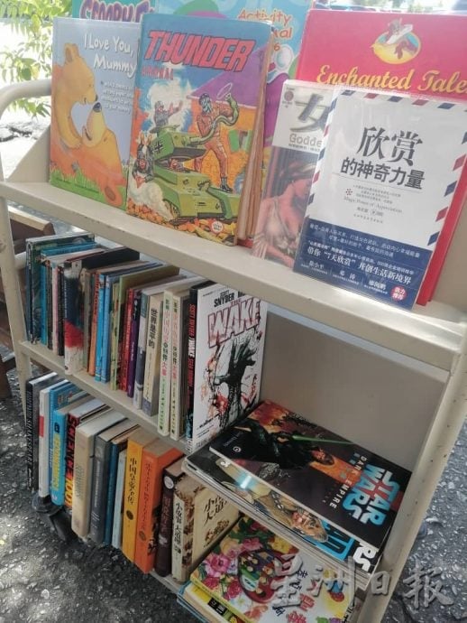 关丹大街咖啡店设“阅读苑”,树荫下享受阅读乐。