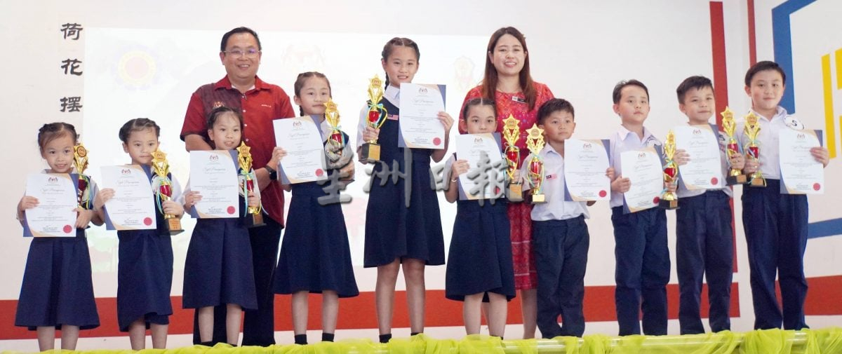 （大北马）加央群益玻华文嘉年华诗歌朗诵奏凯歌，捧回初小高小冠军