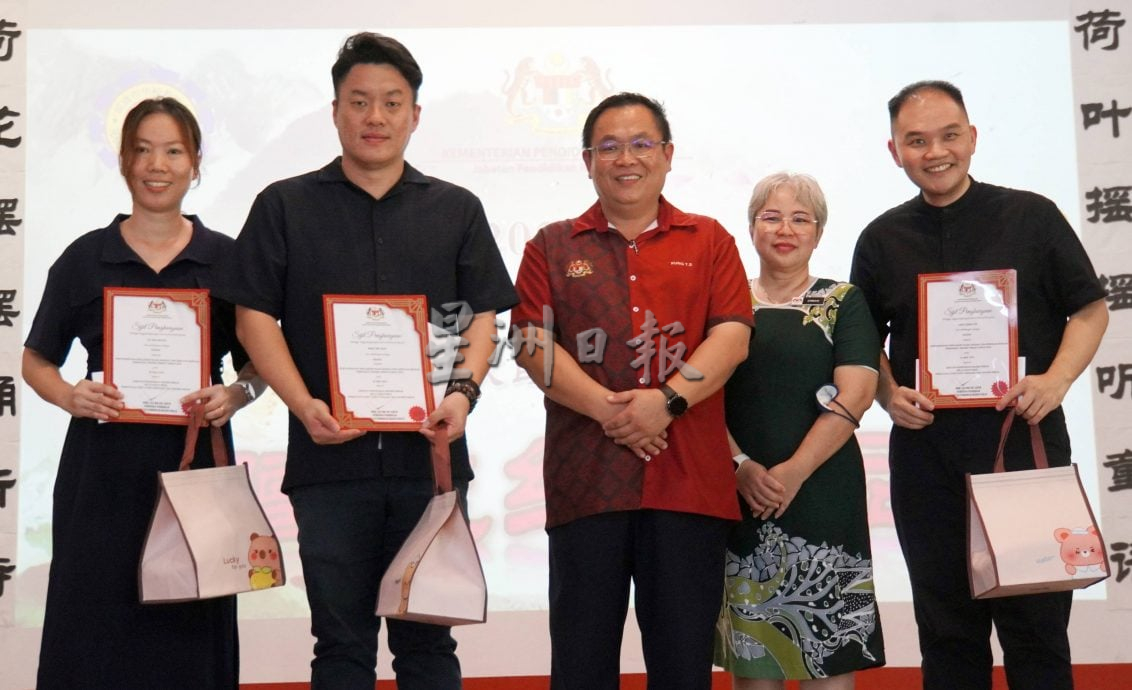 （大北马）加央群益玻华文嘉年华诗歌朗诵奏凯歌，捧回初小高小冠军