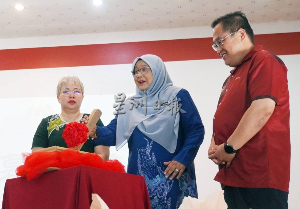 （大北马）加央群益玻华文嘉年华诗歌朗诵奏凯歌，捧回初小高小冠军