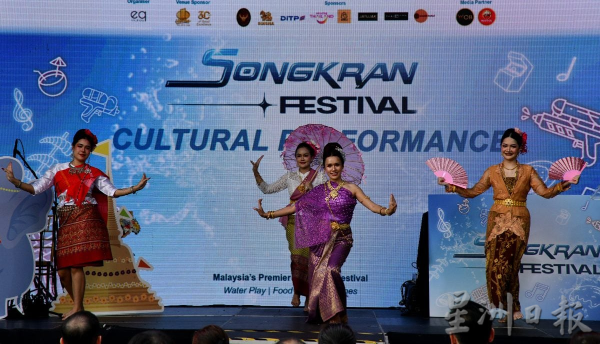 《我们》主 / “水为桥 送祝福” 马来西亚泼水节展现族群共融之美